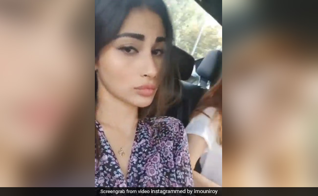 मौनी रॉय सॉन्ग सुनकर खुद पर नहीं कर पाईं कंट्रोल, कार में ही डांस करने लगीं एक्ट्रेस- देखें Video