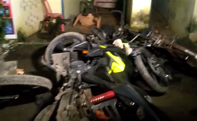 यूपी : आजमगढ़ में ग्राम प्रधान की हत्या के बाद भड़की हिंसा, कई वाहनों समेत पुलिस चौकी में आगजनी