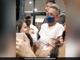 आमिर खान 'लाल सिंह चड्ढा' की शूटिंग के लिए पहुंचे तुर्की, कोरोना के बीच एक्टर को घेरकर खड़े हो गए फैंस- देखें Video आमिर खान 'लाल सिंह चड्ढा' की शूटिंग के लिए पहुंचे तुर्की, कोरोना के बीच एक्टर को घेरकर खड़े हो गए फैंस- देखें Video