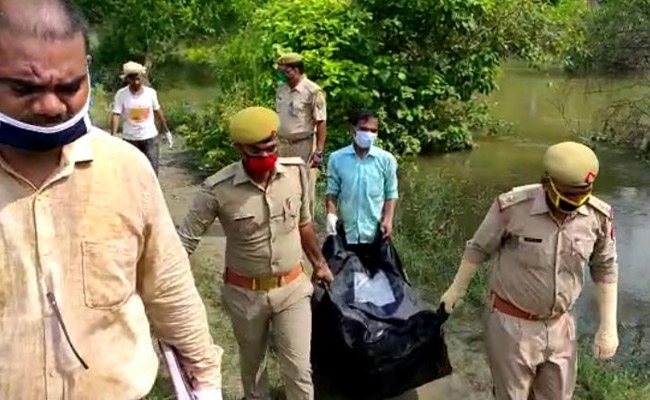 UP: लापता युवती की 2 दिन बाद मिली लाश, स्थानीय लोगों ने कहा- तेजाब से जलाया गया