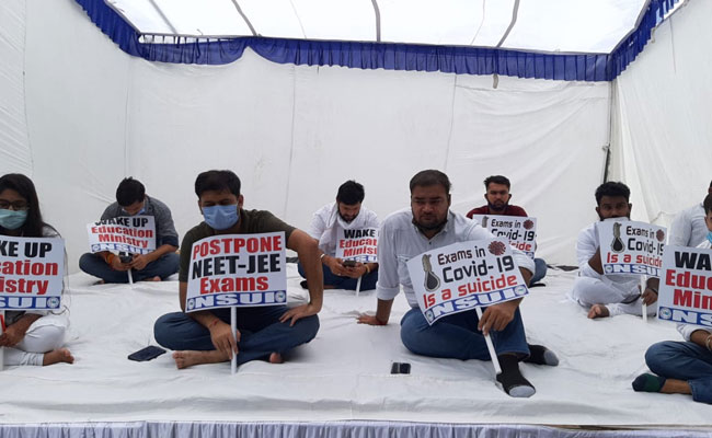 JEE Main, NEET 2020: भूख हड़ताल पर NSUI के सदस्य, कर रहे परीक्षा स्थगित करने की मांग