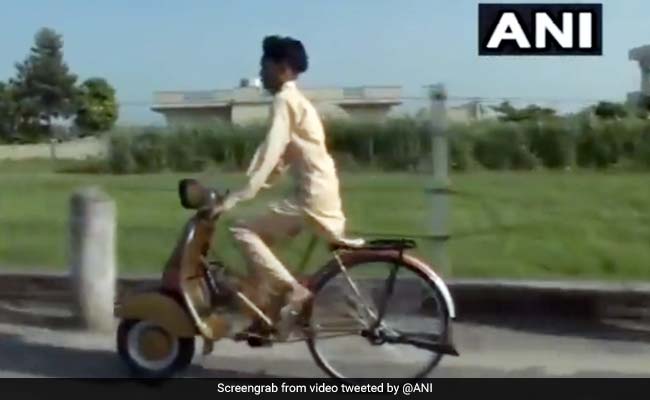 बेटे ने मांगी Bicycle, पिता ने जुगाड़ से घर बैठे बना डाली स्कूटर जैसी दिखने वाली साइकिल - देखें Video