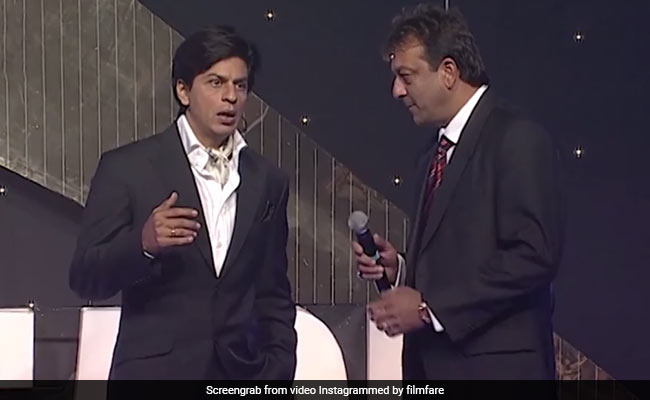जब संजय दत्त से शाहरुख खान ने पूछा- असली जिंदगी में भी तुम्हें गांधी जी नजर आते हैं क्या या बस...