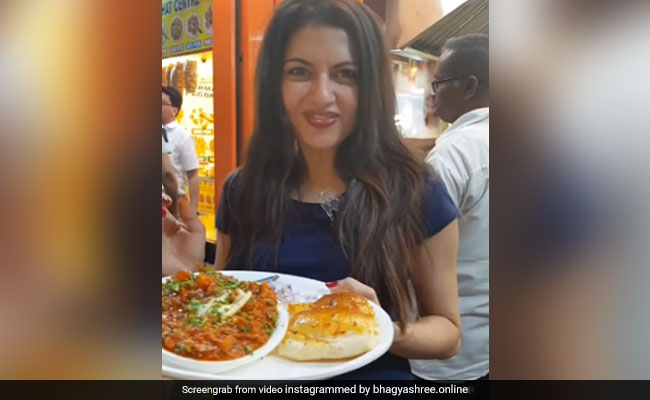 जुहू बीच पर पावभाजी खाते हुए भाग्यश्री ने  शेयर किया VIDEO, कहा- बहुत मिस कर रही हूं...