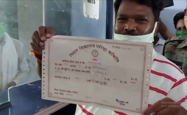 झारखंड के शिक्षा मंत्री ने लाइन में खड़े होकर 11वीं में लिया एडमिशन, देखें तस्वीरें