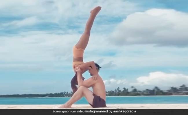 बिग बॉस कंटेस्टेंट ने Beach पर पति के साथ किया योग, इस अंदाज में नजर आए कपल- देखें Video