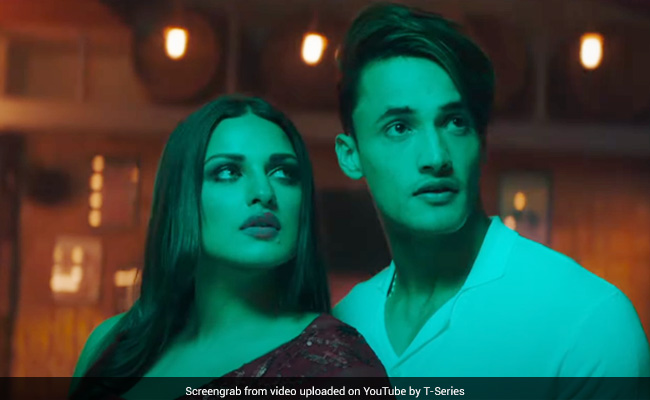 हिमांशी और आसिम का नया सॉन्ग Dil Ko Maine Di Kasam हुआ रिलीज, Video में रोमांस करते आए नजर