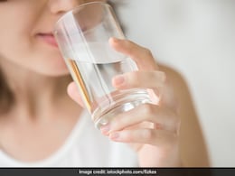 सोने से पहले एक कप गर्म पानी में मिलाकर पी लें ये पीली चीज, कमर, पेट की लटकती चर्बी हो जाएगी गायब सोने से पहले एक कप गर्म पानी में मिलाकर पी लें ये पीली चीज, कमर, पेट की लटकती चर्बी हो जाएगी गायब