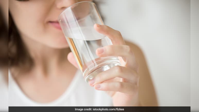 आप भी सुबह खाली पेट पीते हैं पानी तो जान लीजिए इसके फायदे और नुकसान