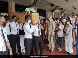 Stirring Reception For Kerala Plane Crash Pilots Ahead Of Cremation Stirring Reception For Kerala Plane Crash Pilots Ahead Of Cremation