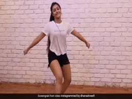 क्रिकेटर युजवेंद्र चहल की मंगेतर Dhanashree Verma का 'दारू बदनाम' पर ताबड़तोड़ डांस- देखें Video क्रिकेटर युजवेंद्र चहल की मंगेतर Dhanashree Verma का 'दारू बदनाम' पर ताबड़तोड़ डांस- देखें Video