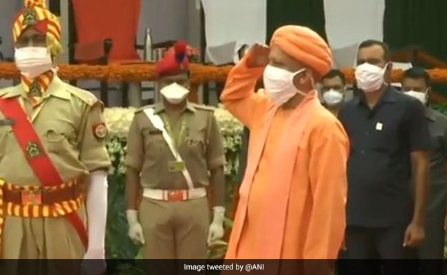 कुछ इस अंदाज में CM योगी आदित्यनाथ ने दी तिरंगे को सलामी, देखिए VIDEO