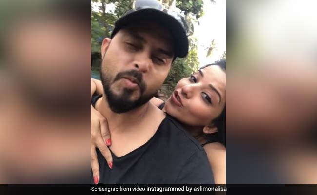 गोवा की सड़कों पर पति संग बाइक पर घूमती नजर आईं मोनालिसा, Video हुआ वायरल