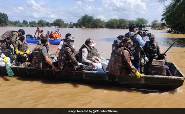 Madhya Pradesh Chief Minister Takes Stock Of Flood-Hit Hoshangabad In A Boat