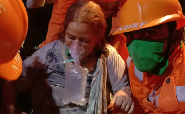 रायगढ़ में इमारत के मलबे से  26 घंटे बाद एक महिला को जिंदा बचाया गया