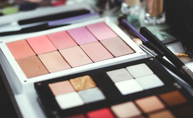 From Highlighters To Blush Palettes, Makeup Products For Upto 60% Off