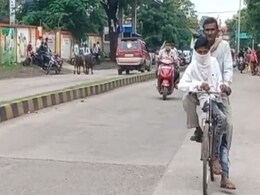 मजदूर पिता ने बेटे को परीक्षा दिलाने के लिए रात भर में 105 किलोमीटर साइकिल चलाई मजदूर पिता ने बेटे को परीक्षा दिलाने के लिए रात भर में 105 किलोमीटर साइकिल चलाई