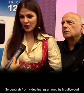 প্রেমের সম্পর্ক নিয়ে কথা বলছেন রিয়া, তাঁর হাত জড়িয়ে ধরে মহেশ ভাট!