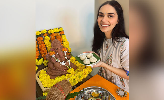 मानुषी छिल्लर ने अपने घर में खास अंदाज में किया गणपति का स्वागत