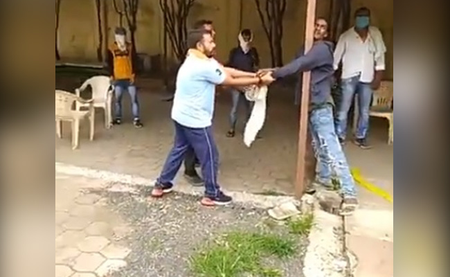 MP: शराब माफिया के गुर्गों की गुंडागर्दी, युवक को बेरहमी से पीटा, वीडियो वायरल