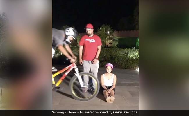 सड़क पर आराम से बैठी थीं सनी लियोन, तभी अचानक साइकिल सवार ने पैरों के पास आकर लगा दी छलांग- देखें Video