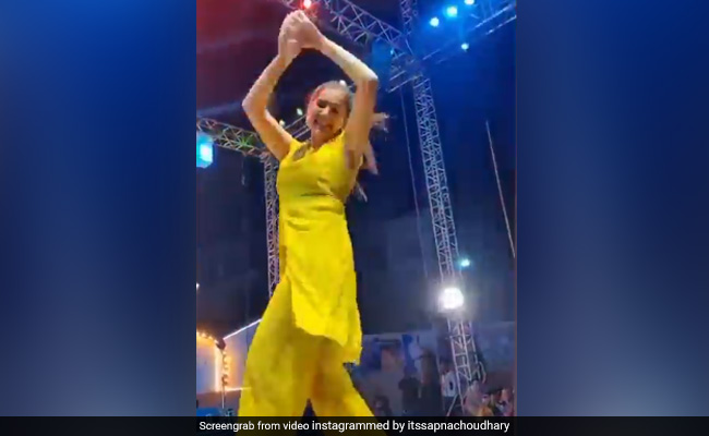 Sapna Choudhary ने पीला सूट पहन यूं किया जबरदस्त नागिन डांस, Video खूब मचा रहा है तहलका