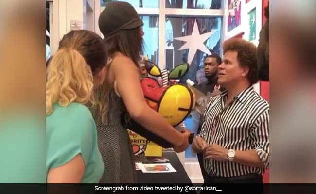 आर्टिस्ट को देखते ही चीखने लगी महिला, बवाल काटने के बाद तोड़ दिया बेशकीमती आर्टवर्क... देखें Video