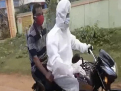 তৃণমূল নেতার মানবিক মুখ, করোনা রোগীকে নিজের বাইকে করে পৌঁছলেন হাসপাতালে