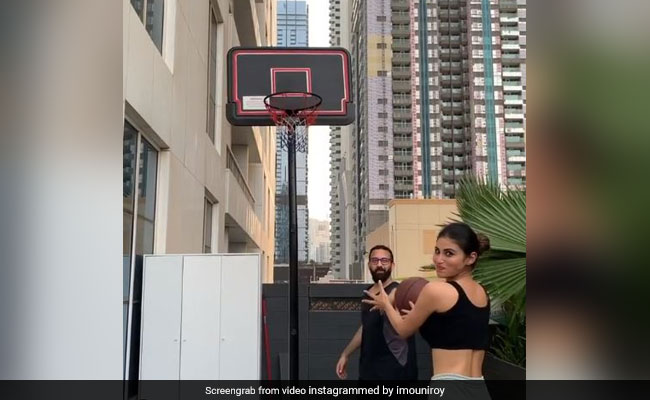 मौनी रॉय ने बास्केट में डाल दी बॉल, तो खुशी से लगीं कूदने, Video पोस्ट कर बोलीं- पहली बार...