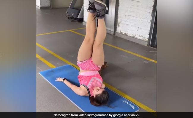 इस बॉलीवुड एक्ट्रेस ने वर्कआउट करते हुए शेयर किए Videos, फैन्स ने भी बांध दिए तारीफों के पुल