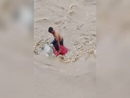 12 साल के सन्नी ने अपनी जान पर खेलकर बचाई युवक की जान, VIDEO हो रहा है वायरल 12 साल के सन्नी ने अपनी जान पर खेलकर बचाई युवक की जान, VIDEO हो रहा है वायरल