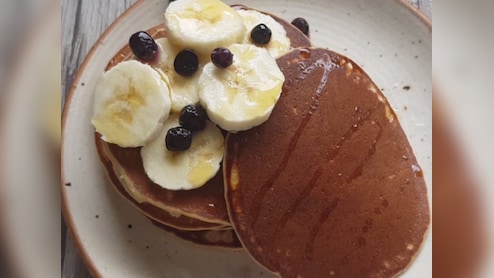 Kid's Lunchbox Recipe: बच्चे के लिए बनाएं टेस्टी और हेल्दी बनाना पैनकेक, चीनी की जगह इस चीज को मिलाकर करें मीठा