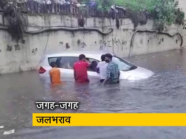 दिल्ली: बारिश की वजह से डूबा जखीरा अंडरपास, कई जगहों पर भरा पानी