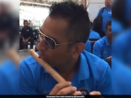 "Minsara Kanna": CSK's Janmashtami Throwback To When MS Dhoni Picked Up The Flute. Watch "Minsara Kanna": CSK's Janmashtami Throwback To When MS Dhoni Picked Up The Flute. Watch