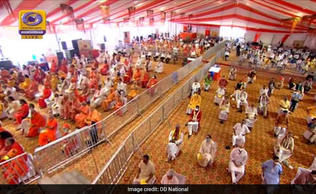 Ram Mandir <i>Bhoomi Pujan</i>: VIPs Follow Social Distancing In Ayodhya, Crowds Gather For PM's Glimpse