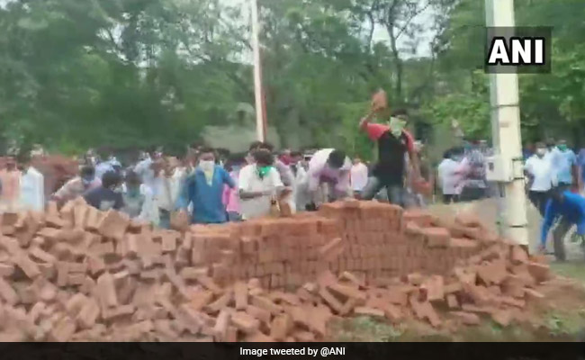 BJP Youth Wing Meets Bengal Governor, Demands CBI Probe In Visva Bharati Vandalism