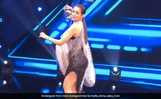 Malaika Arora ने ब्लैक एंड व्हाइट ड्रेस में स्टेज पर यूं किया डांस, बार-बार देखा जा रहा है Video