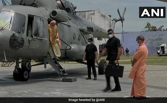 अयोध्या : PM मोदी के प्लेन से उतरते ही CM योगी ने कुछ इस तरह किया स्वागत, देखें Video