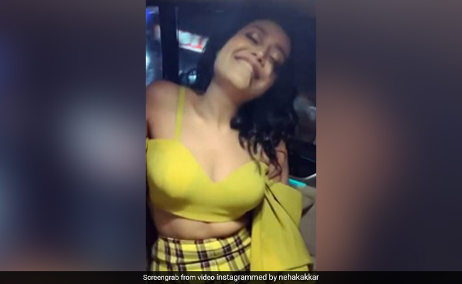 Neha Kakkar ने शेयर किया Video, कार में बैठकर अपने डांस से मचाया तहलका