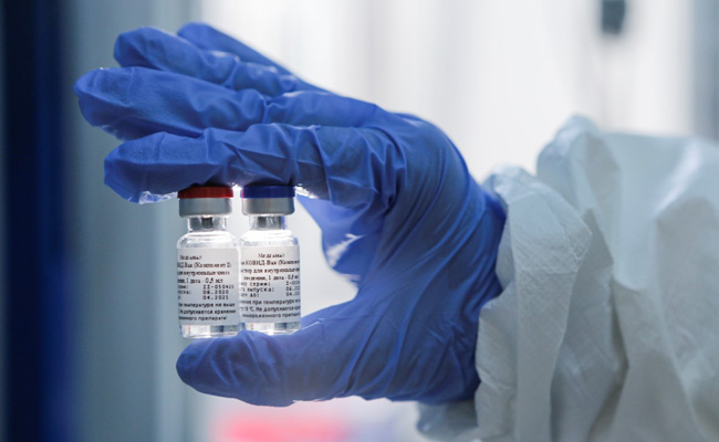 Russia's COVID-19 Vaccine Roll-Out Plan Prompts Virus Mutation Worries