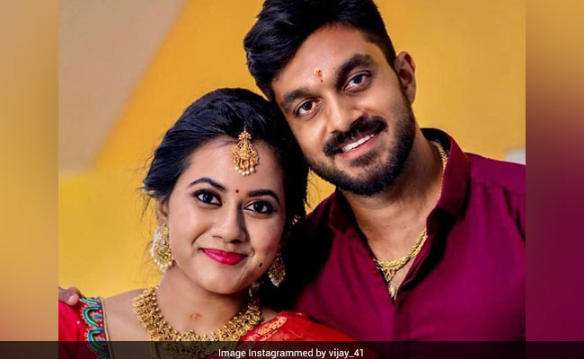 IPL 2020 के लिए UAE रवाना होने से पहले क्रिकेटर विजय शंकर ने की सगाई, देखें Photo