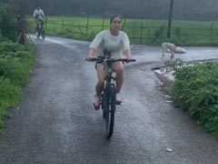 Sara Ali Khan और इब्राहिम में बारिश में हुआ साइकिल का मुकाबला, इनकी हुई जीत- देखें Video