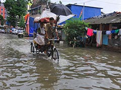 একটানা ভারী বৃষ্টিতে জলমগ্ন কলকাতার বহু অঞ্চল