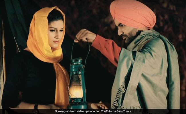 Sapna Choudhary ब्लैक सूट पहनकर निकलीं तो सिंगर बोला 'हिंदुस्तान में लागू करवाएगी कानून तालिबान का...', देखें Video