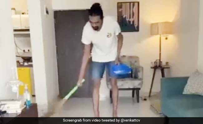 शख्स ने इतने जबरदस्त तरीके से लगाई घर में झाड़ू, देख लोगों की छूटी हंसी, बार-बार देखा जा रहा Video