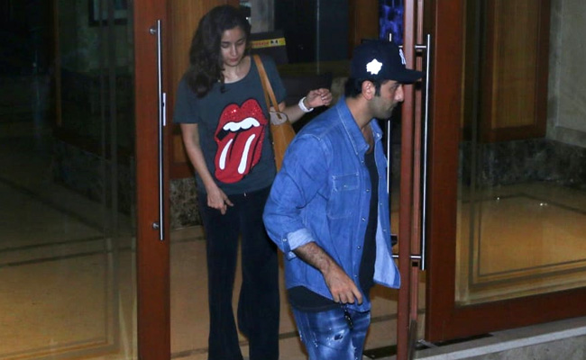Alia Bhatt And Ranbir Kapoor Visit Sanjay Dutt At Home. Pics Here