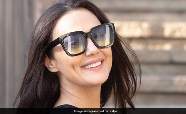प्रीति जिंटा के सनग्लासेस लुक ने फैन्स को किया इंप्रेस, यूं स्माइल करती नजर आईं एक्ट्रेस- देखें Photo