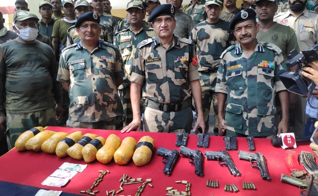 बीएसएफ ने पांच पाकिस्तानी घुसपैठियों को मार गिराया, हथियार बरामद