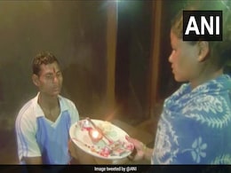 रक्षाबंधन पर बहन की अपील के आगे "झुका" 8 लाख का इनामी नक्सली, किया आत्मसमर्पण रक्षाबंधन पर बहन की अपील के आगे "झुका" 8 लाख का इनामी नक्सली, किया आत्मसमर्पण