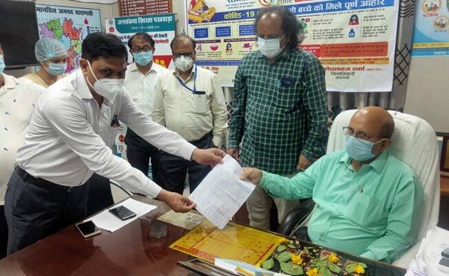 वाराणसी पीएचसी के 28 प्रभारी चिकित्सा अधिकारियों ने सौंपा सीएमओ को प्रभारी पद का इस्तीफा